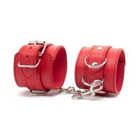 Красные наручники на цепочке с карабином