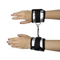 Черно-белые наручники универсального размера для ролевых игр